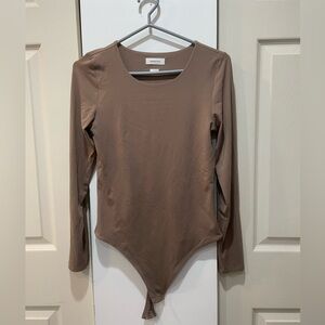 Aritzia Babaton contour Long Sleeve Bodysuit size L color tan